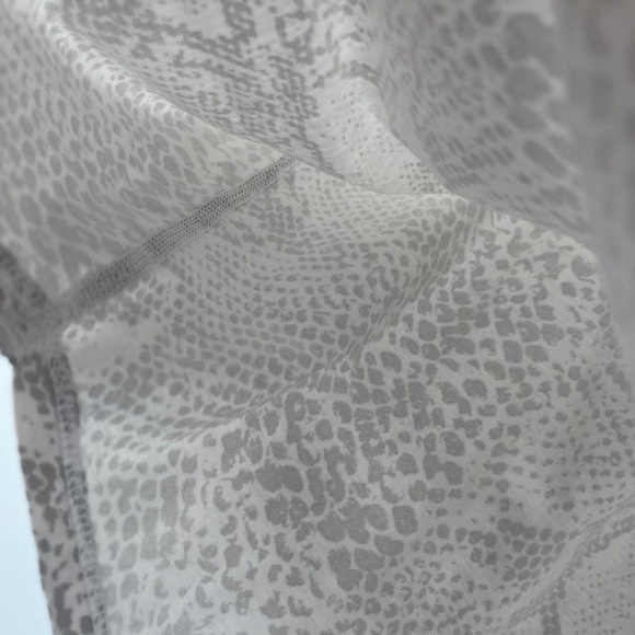 Lululemon Short Sleeve Top Snake Print Small? - Picture 5 of 6